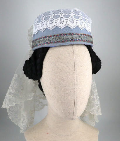 Bustle hat in white and blue